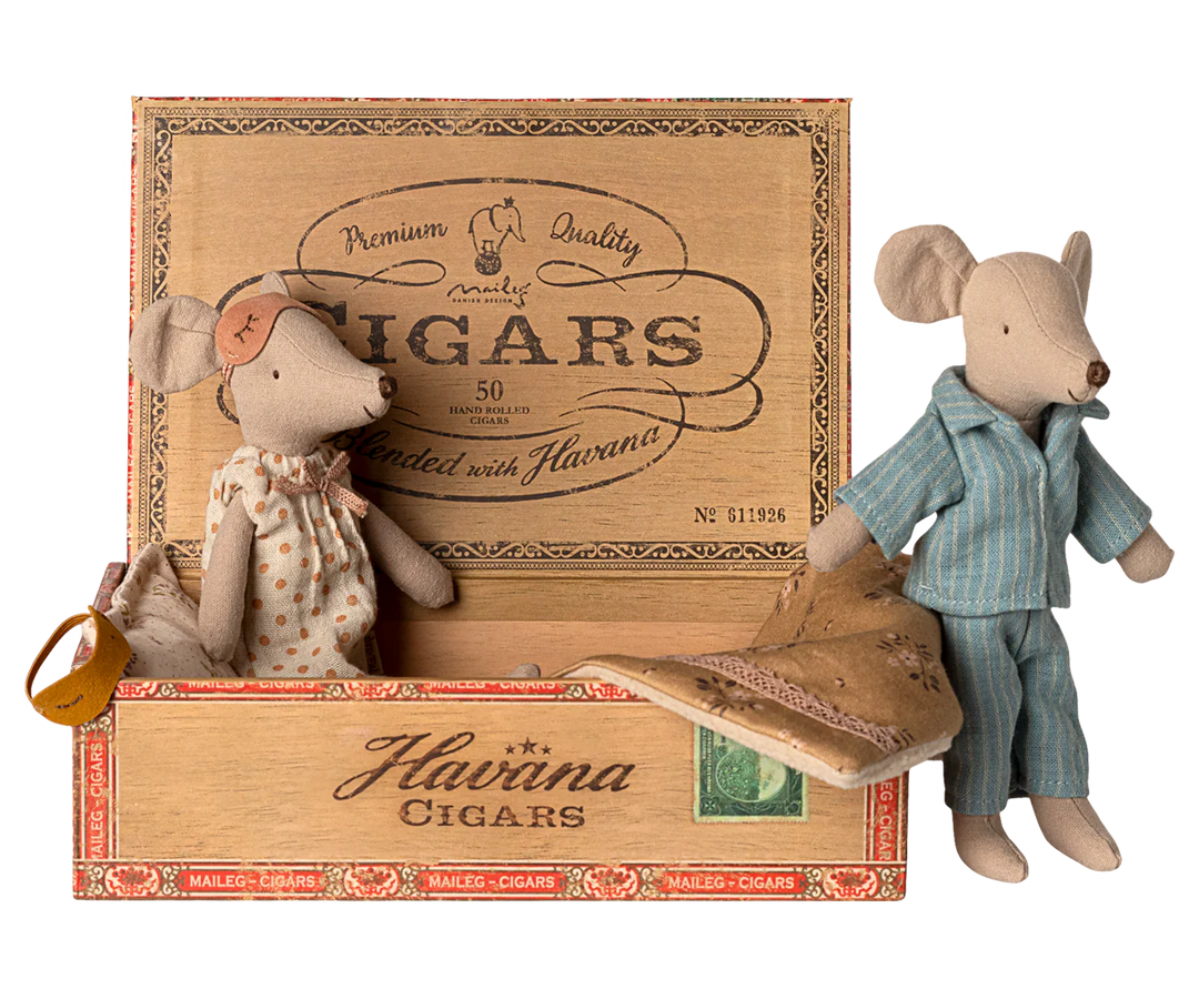 Mum & Dad in Cigarbox, Mouse