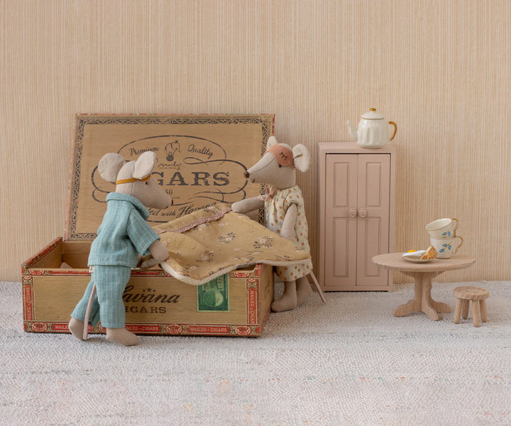 Mum & Dad in Cigarbox, Mouse